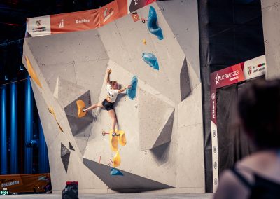 Charlotte Schiefer versucht sich am dritten Boulder in der Qualifikation. Foto: Eugen Shkolnikov