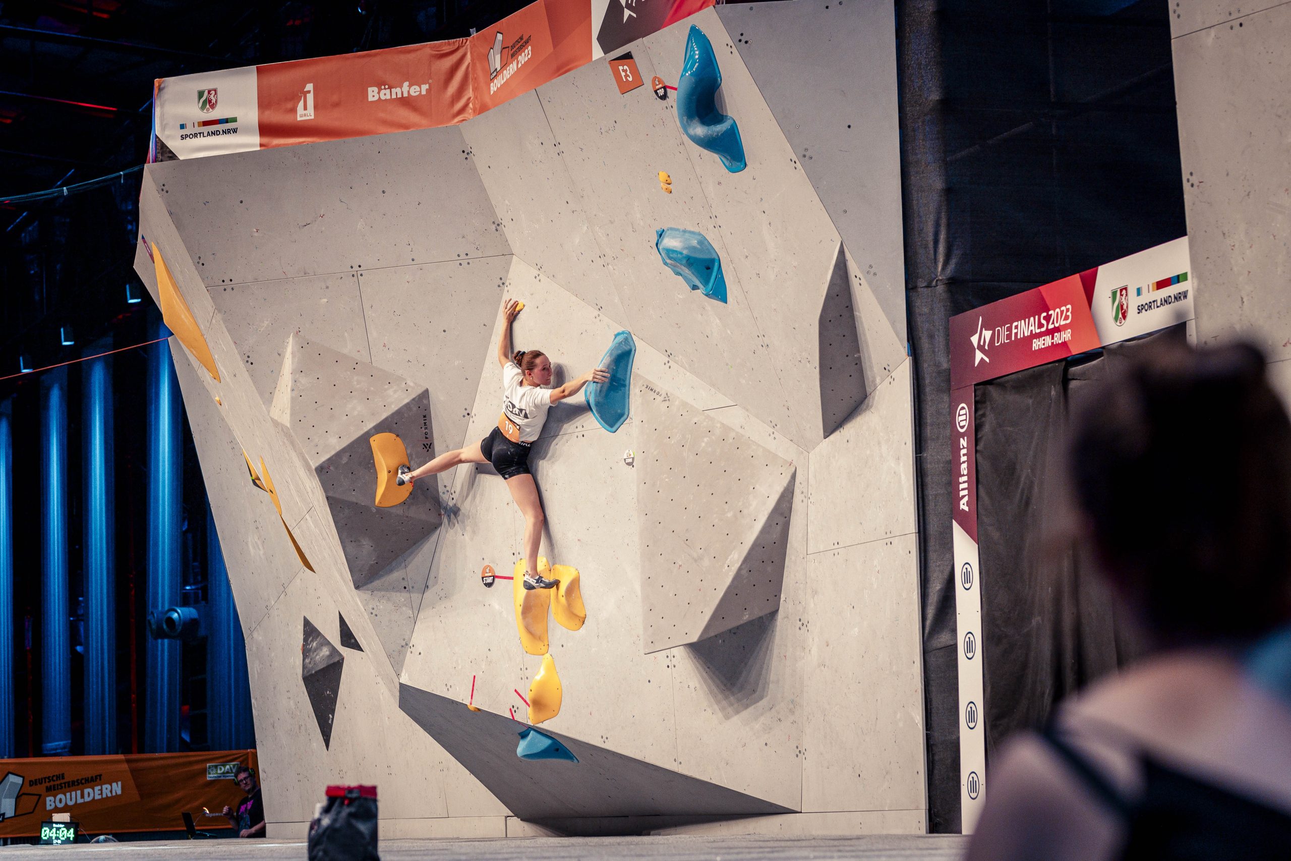Charlotte Schiefer versucht sich am dritten Boulder in der Qualifikation. Foto: Eugen Shkolnikov