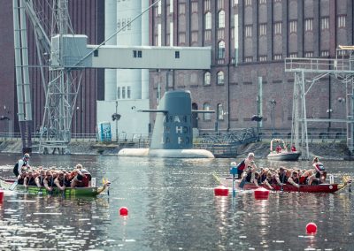 Die Drachenboote lieferten sich bei den Finals 2023 spannende Rennen im Duisburger Innenhafen. Foto: Eugen Shkolnikov
