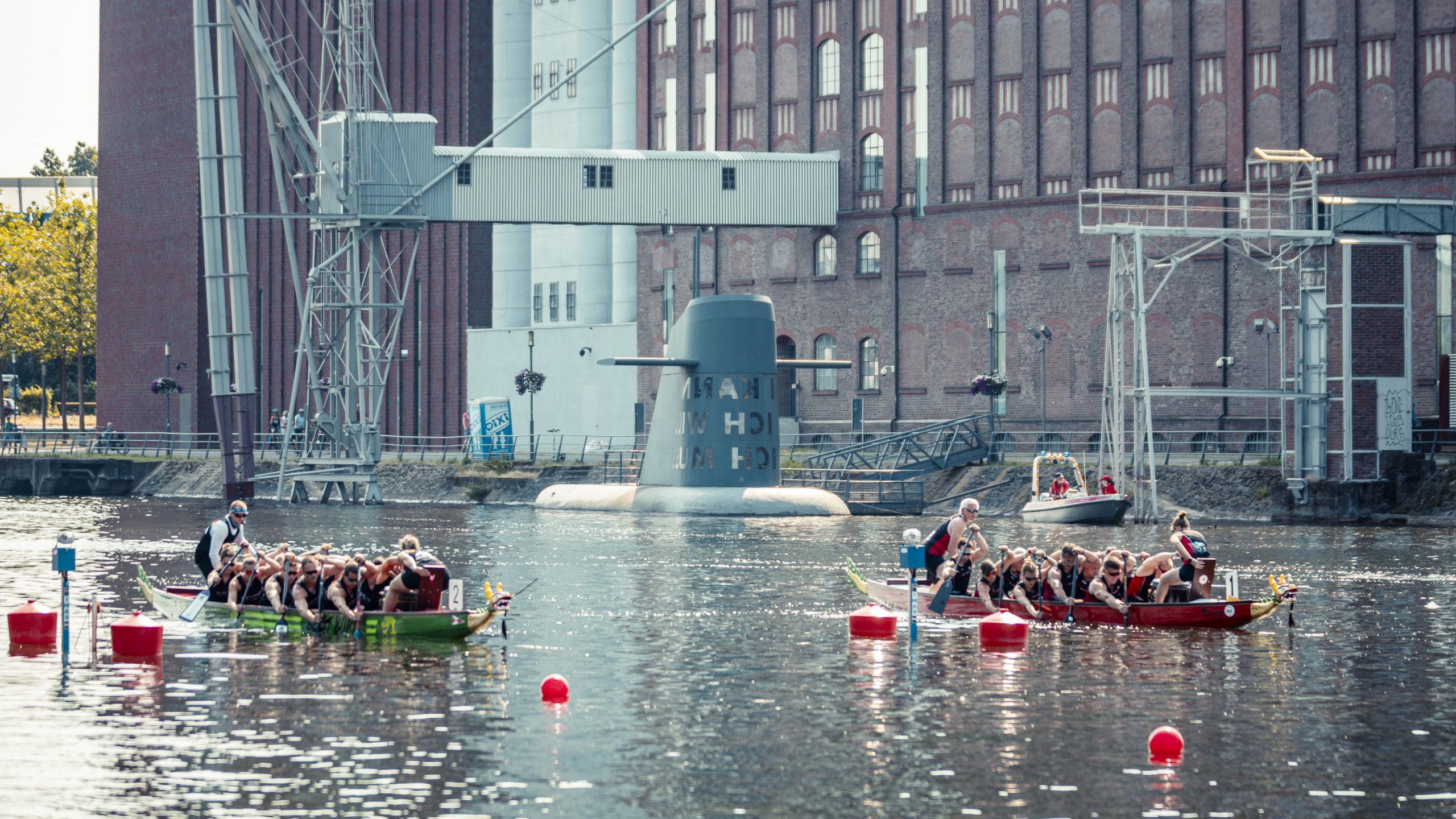 Die Drachenboote lieferten sich bei den Finals 2023 spannende Rennen im Duisburger Innenhafen. Foto: Eugen Shkolnikov