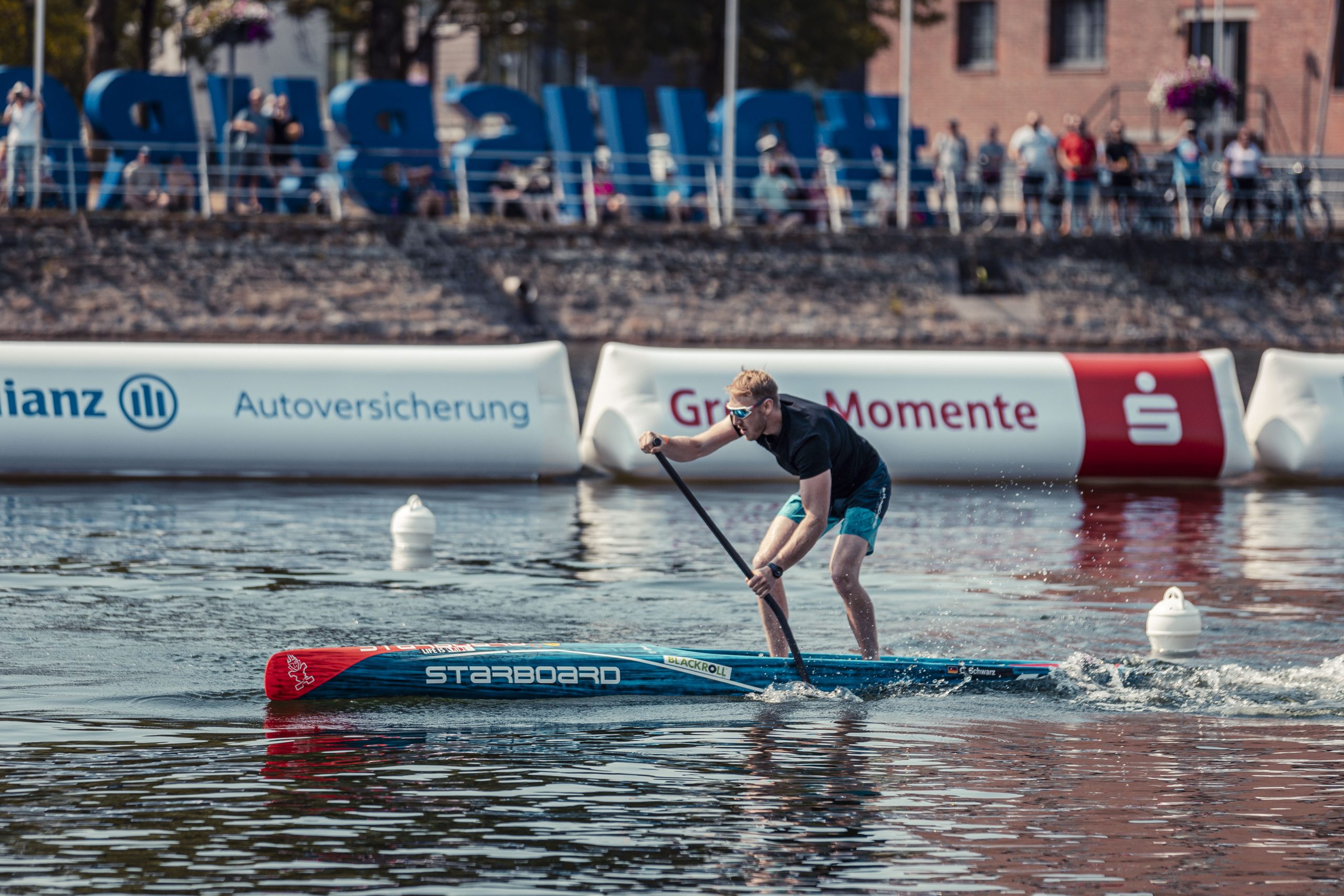 Auch Wettkämpfe im Stand-Up Paddling wurden auf der Rennstrecke im Innenhafen von Duisburg bei den Finals ausgetragen. Foto: Eugen Shkolnikov