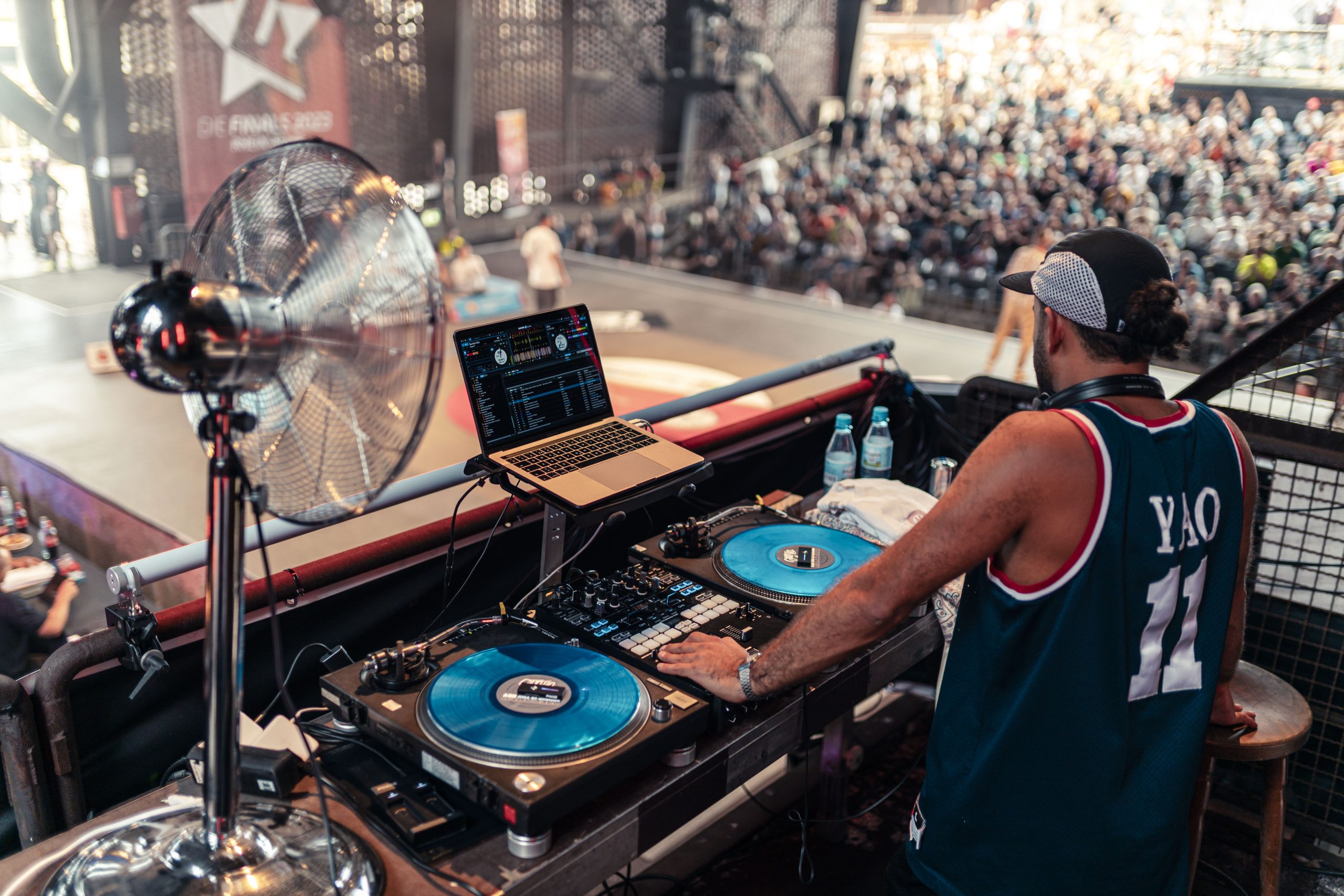 Der DJ lieferte den Sound zu den Battles im Landschaftspark Duisburg-Nord. Foto: Eugen Shkolnikov