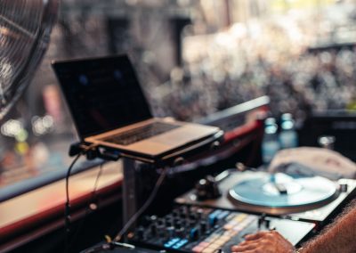 Das DJ-Pult thront bei den Finals 2023 hoch über der Tanzfläche in der Gießhalle. Foto: Eugen Shkolnikov