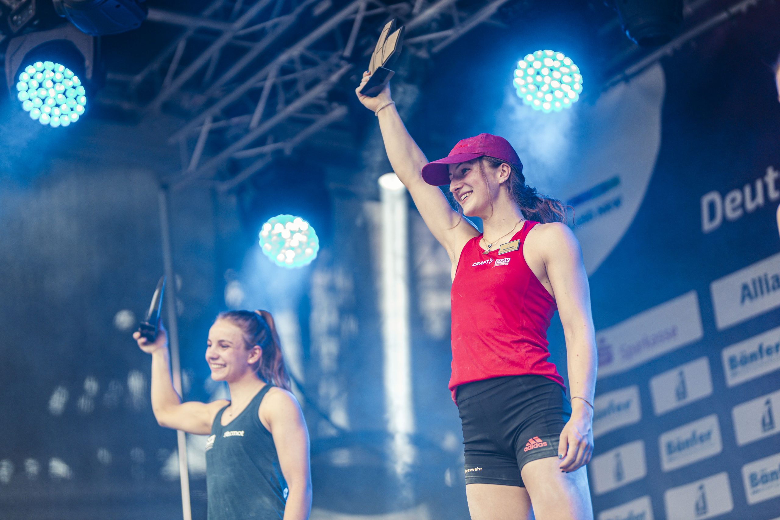 Franziska Ritter (mittig) gewinnt Gold bei den Finals 2023 im Speedklettern. Im Finale trat sie gegen Maria Apel (links) an. Foto: Eugen Shkolnikov