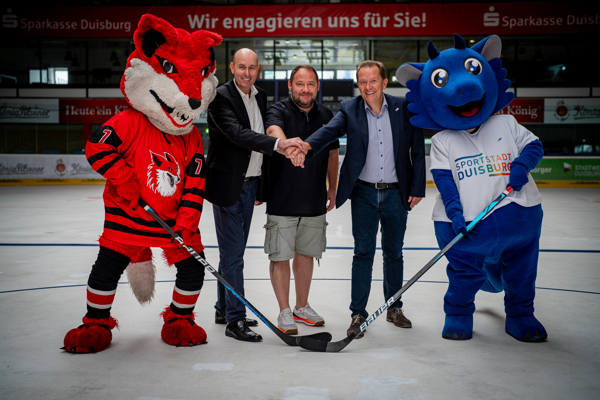 Geschäftsführern Uwe Kluge (rechts) Christoph Späh (links). Daneben die Maskottchen Manni und DUBLU. Foto: Füchse Duisburg
